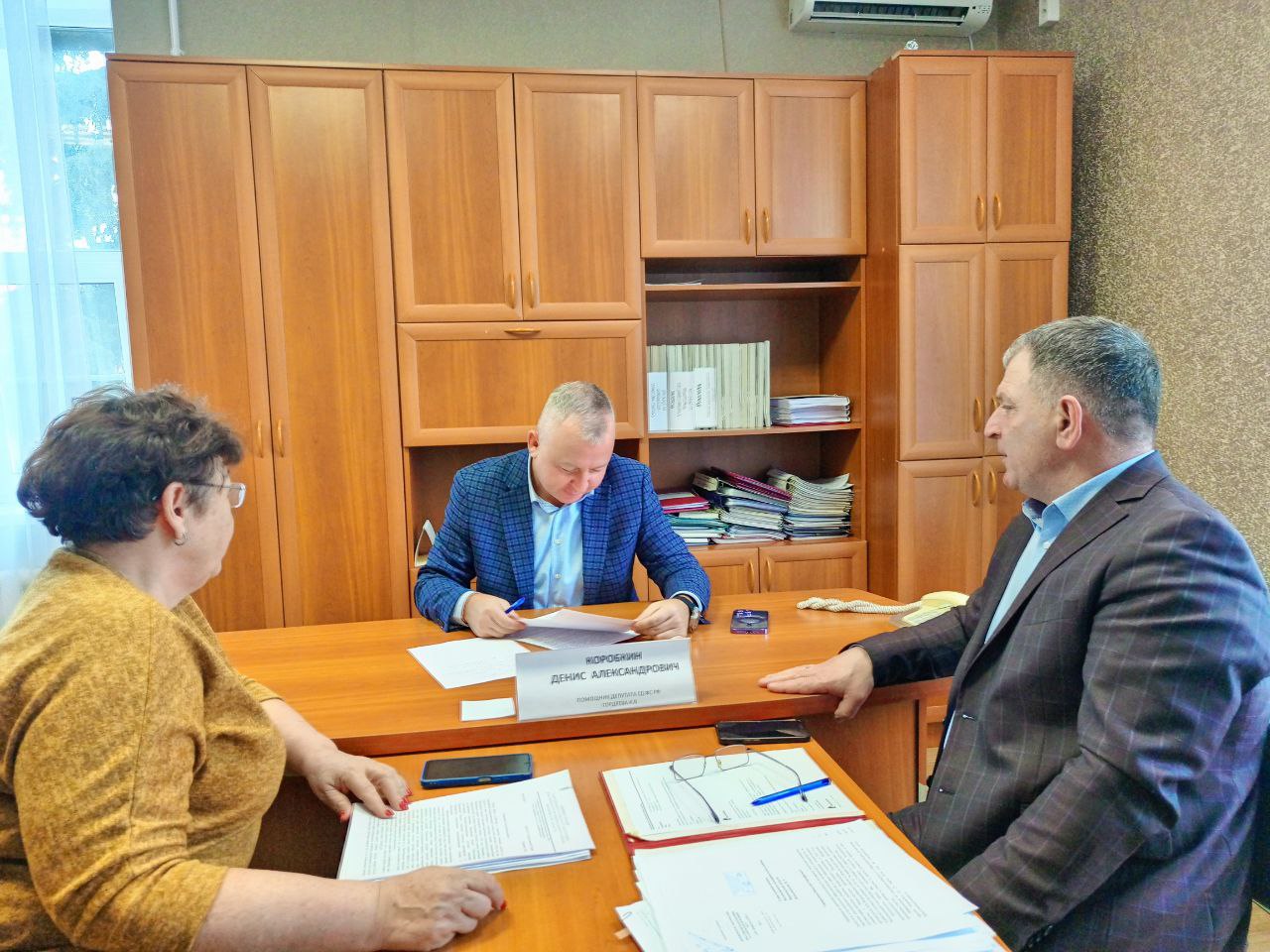 Помощник депутата ГД ФС РФ Гордеева А.В. Денис Коробкин провел прием граждан в Калаче.