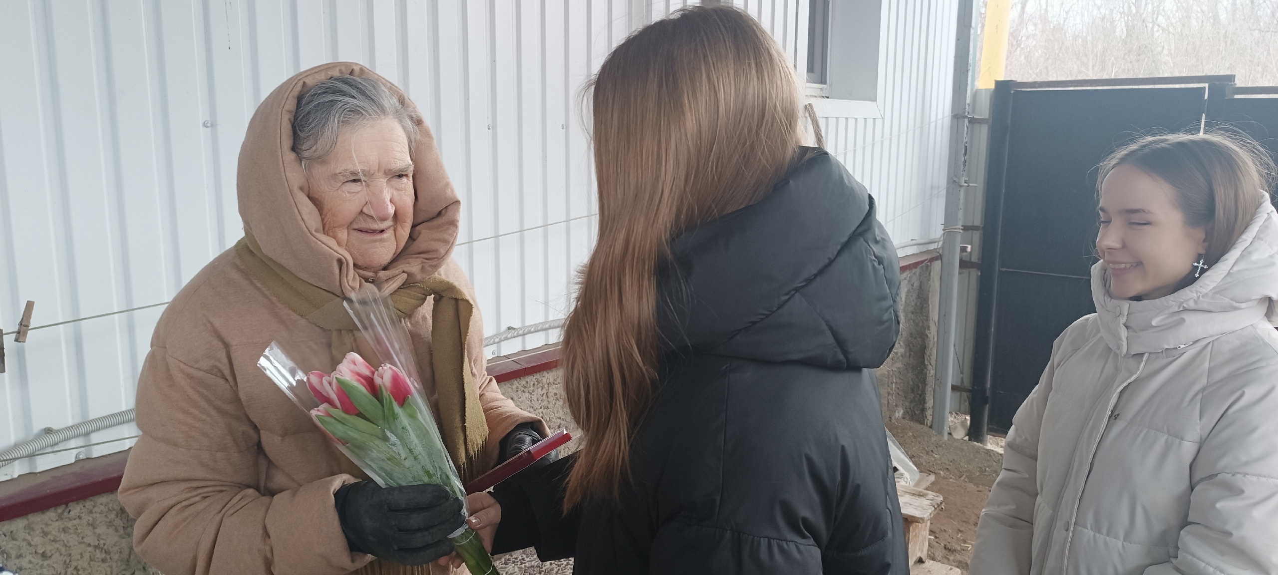 Волонтёры Победы продолжают вручать памятные медали ветеранам.