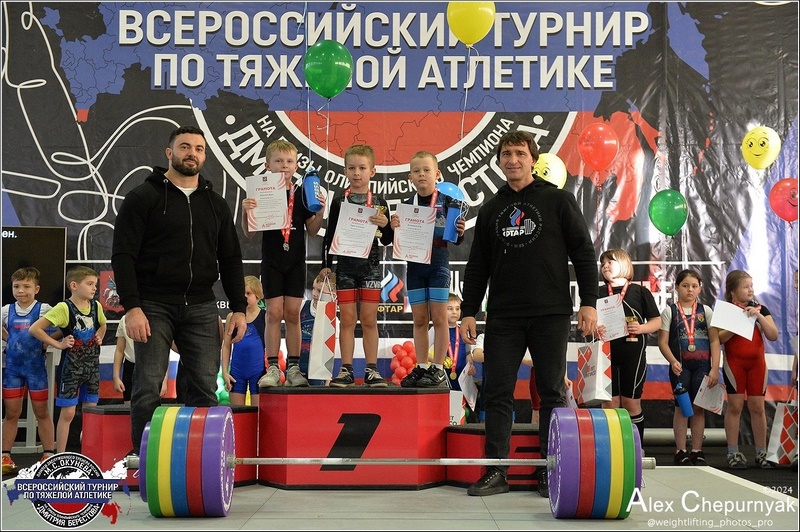 ДВА ДЕБЮТА НА ВСЕРОССИЙСКИХ СОРЕВНОВАНИЯХ ПО ТЯЖЁЛОЙ АТЛЕТИКЕ.