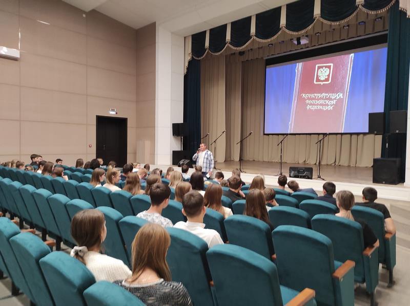 Российская Конституция — прочный фундамент демократического развития российского государства..