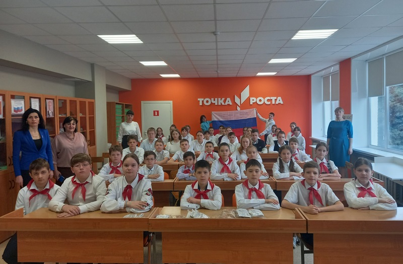 Встреча школьников с волонтером СВО.