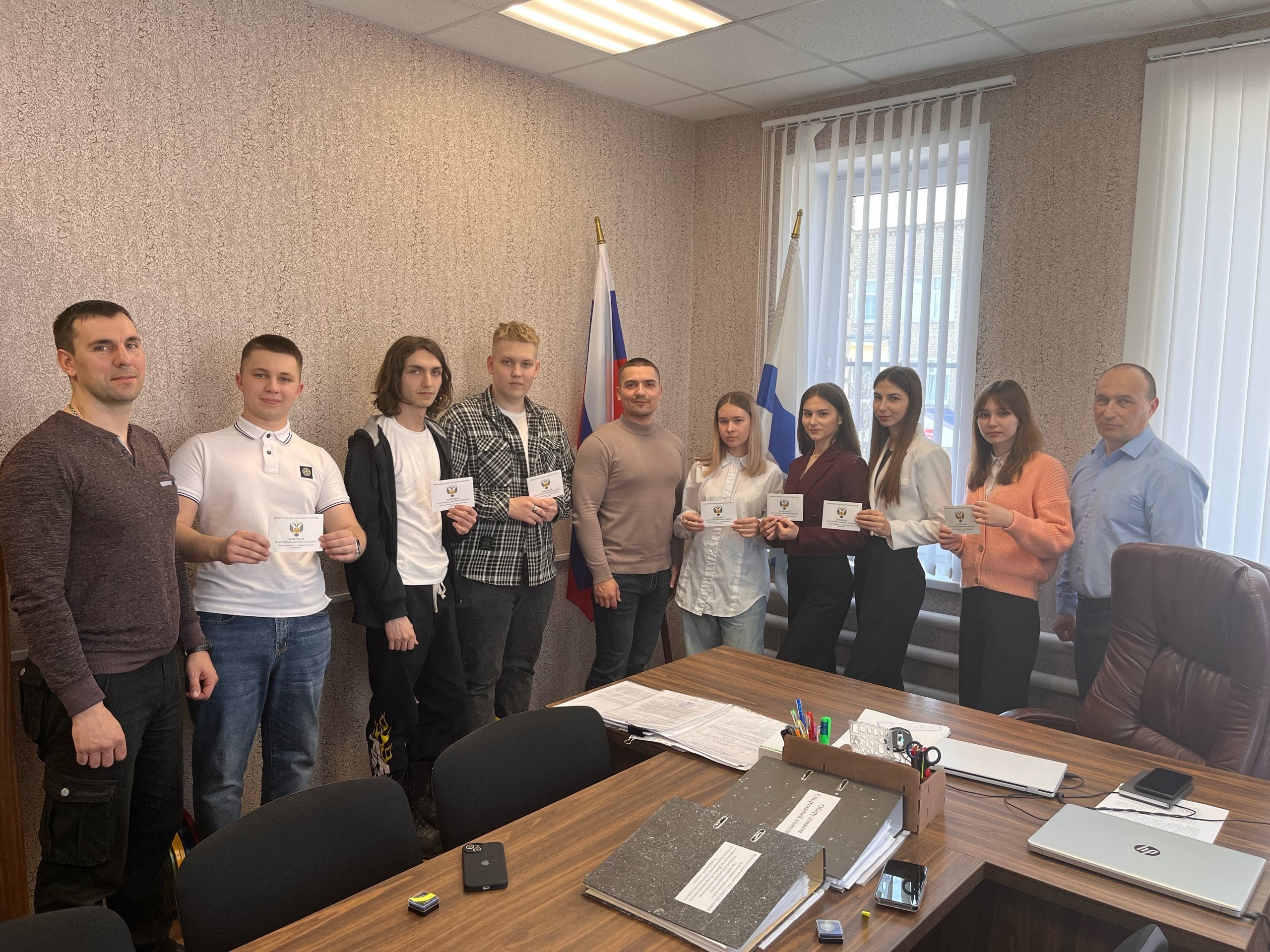 19 марта руководителем управления по физической культуре и спорту Калачеевского района Виктором Петровичем Авдеенко прошло торжественное вручение разрядных книжек с присвоенными разрядами по пулевой стрельбе.