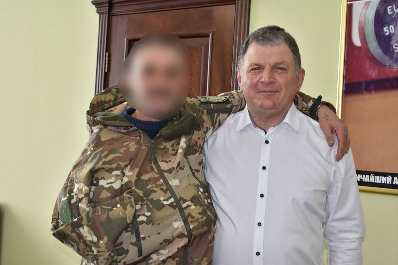 Глава администрации Калачеевского муниципального района Котолевский Николай Тимофеевич и глава Калачеевского муниципального района Шулекин Василий Иванович провели встречу с участником СВО..