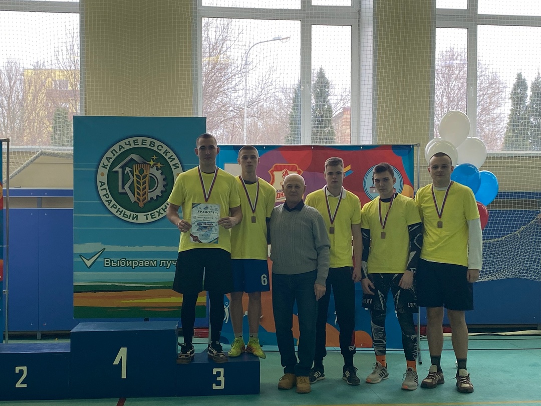 Волейбол — командный вид спорта, в котором две команды по шесть игроков разделены сеткой..