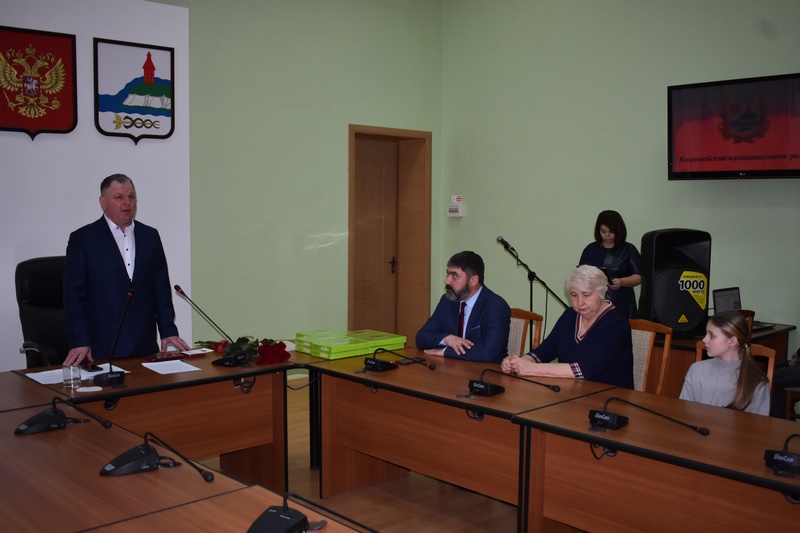 20 февраля в зале администрации Калачеевского муниципального района Глава администрации вручил юбилейную медаль «80 лет Победы в Великой Отечественной Войне 1941-1945гг.» родственнице ветерана Радько Николая Сергеевича.