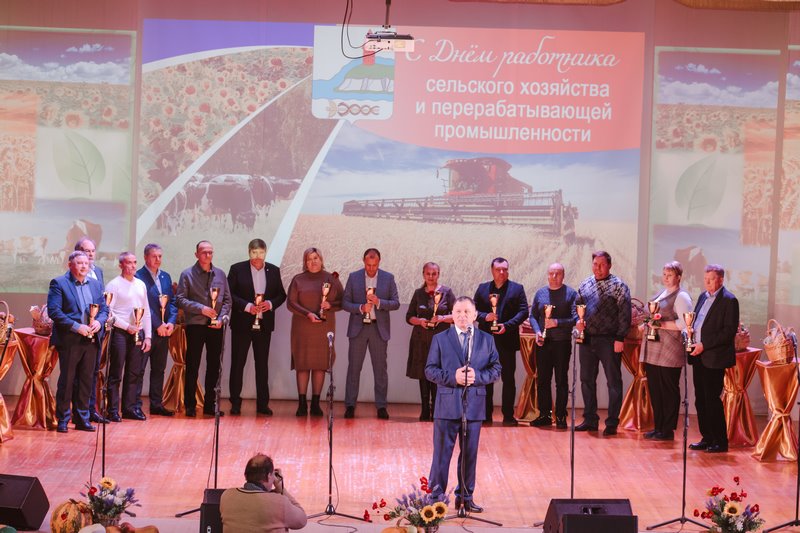 8 декабря 2023 года в Калачеевском муниципальном районе на базе РДК «Юбилейный» прошло мероприятие, посвященное Дню работника сельского хозяйства и перерабатывающей промышленности..