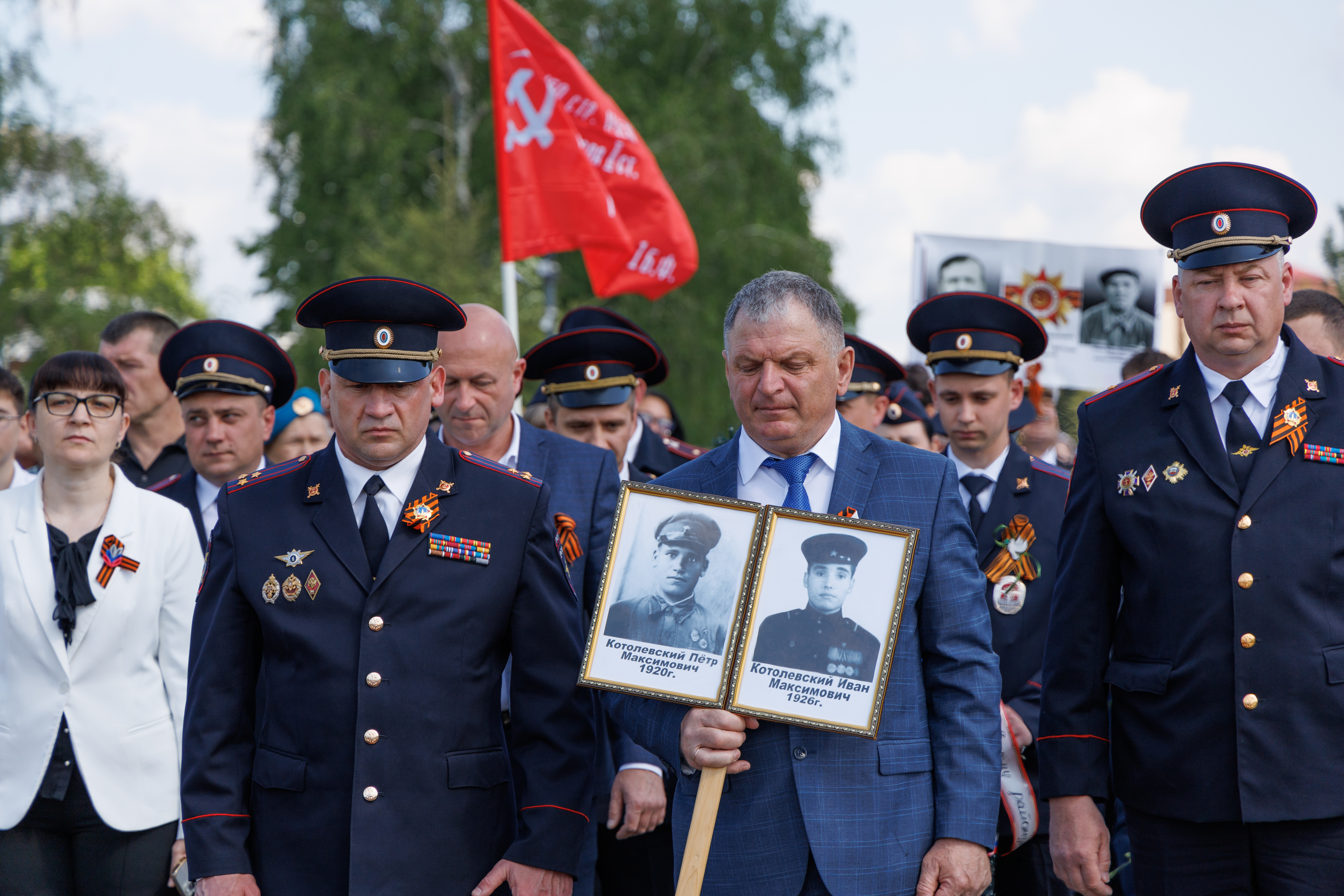 9 мая представители администрации Калачеевского муниципального района, городского поселения, общественных организаций и трудовых коллективов возложили цветы к Вечному огню на Мемориале Победы.