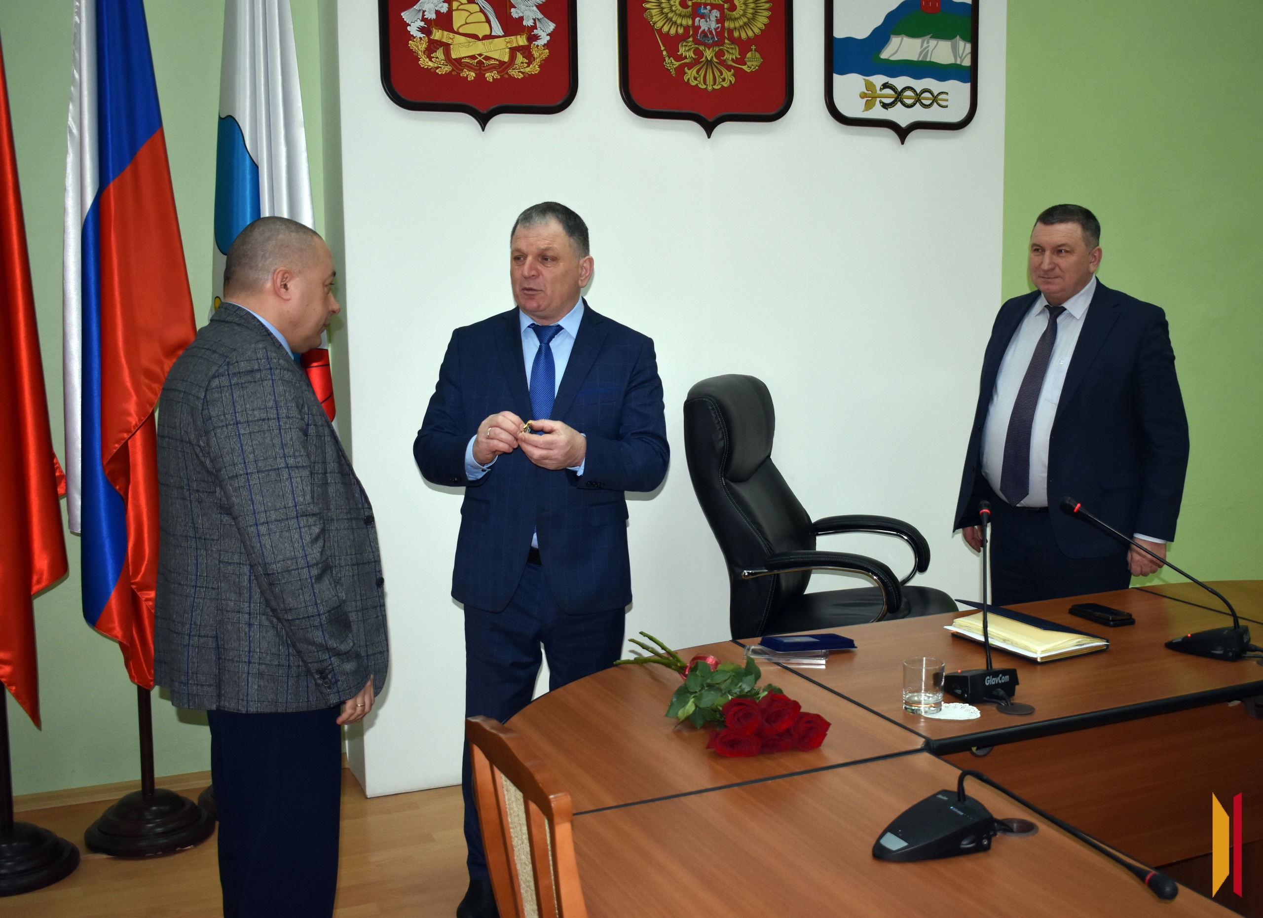 Михаила Гринева и Владимира Лубянского наградили почетными знаками.