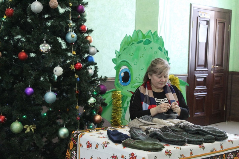 Теплые шапки и пояса, перчатки, варежки и двупалые  краги для защиты рук от холода, а также снуды – широкие шарфы, закрывающие голову, передают вместе с партиями помощи.
