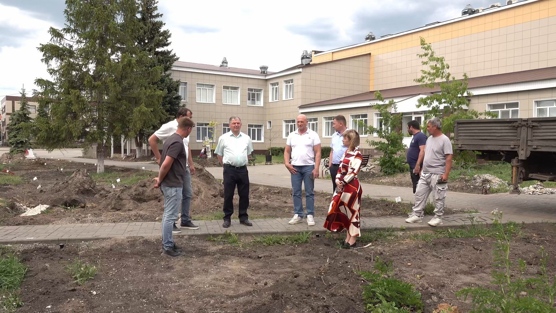 Глава администрации Николай Котолевский осмотрел объекты строительства парковых зон..