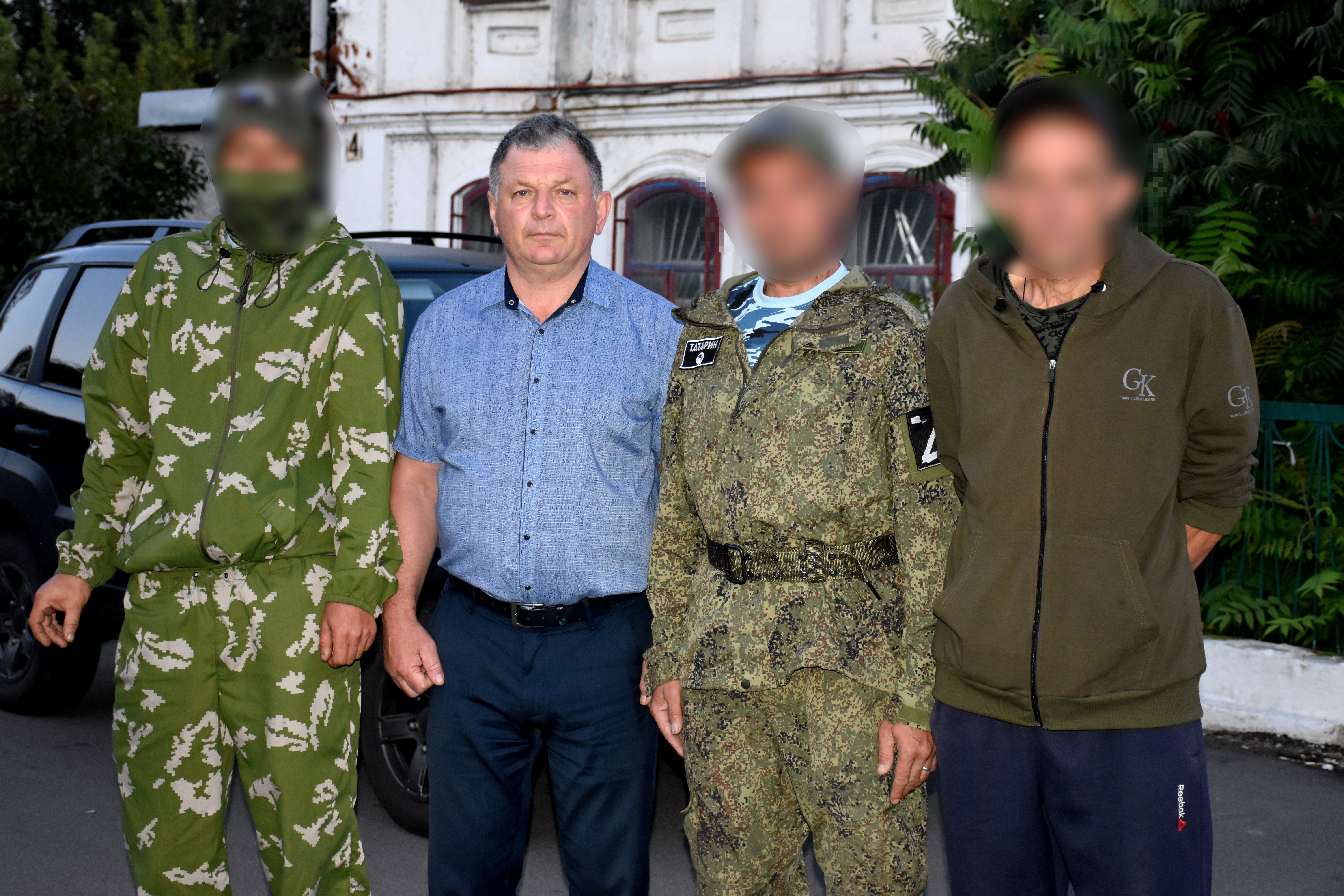 Глава администрации района проводил на пункт сбора калачеевцев, заключивших контракт с Министерством обороны.