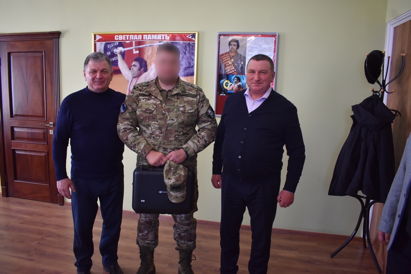 Глава администрации Калачеевского муниципального района Котолевский Николай Тимофеевич и глава района Шулекин Василий Иванович встретились с участником СВО из села Пришиб и вручили ему квадрокоптер.