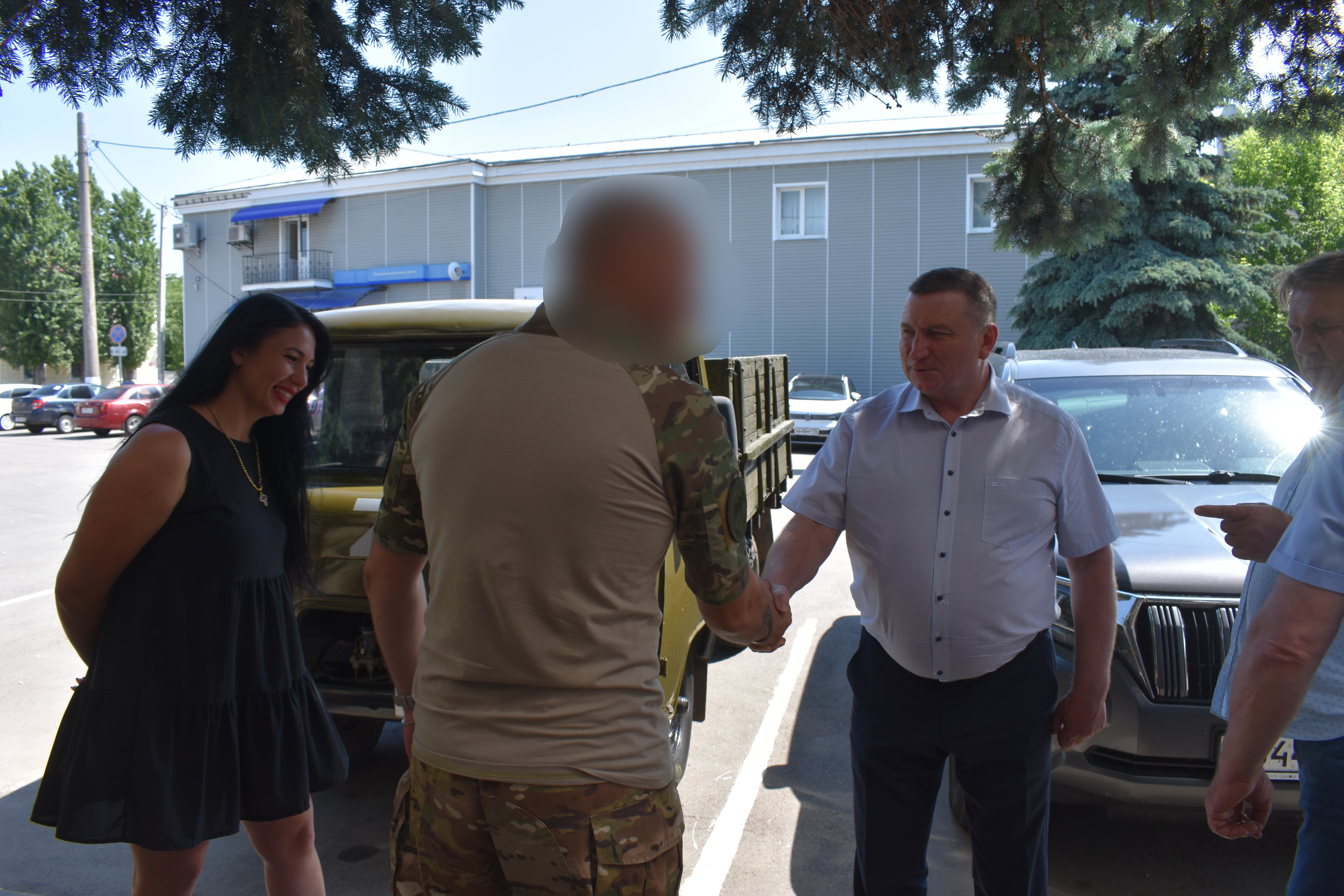 Глава администрации района Николай Котолевский и глава района Василий Шулекин передали участнику СВО Андрею автомобиль УАЗ, подготовленный для армии коллективом сельхозпредприятия «Калач-АГРО-Комплекс»..
