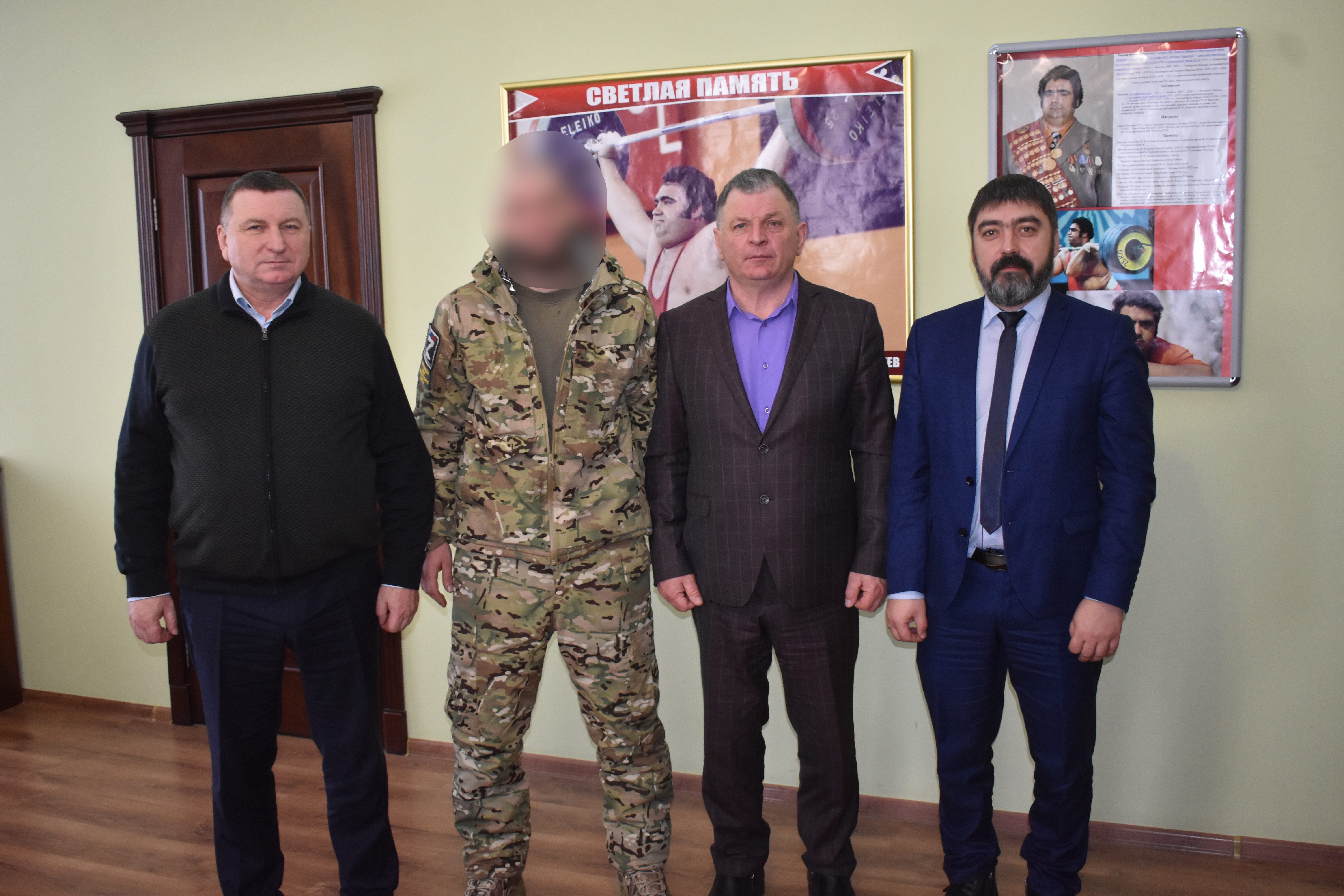 Глава администрации района и глава Калачеевского района встретились с бойцом из зоны СВО.