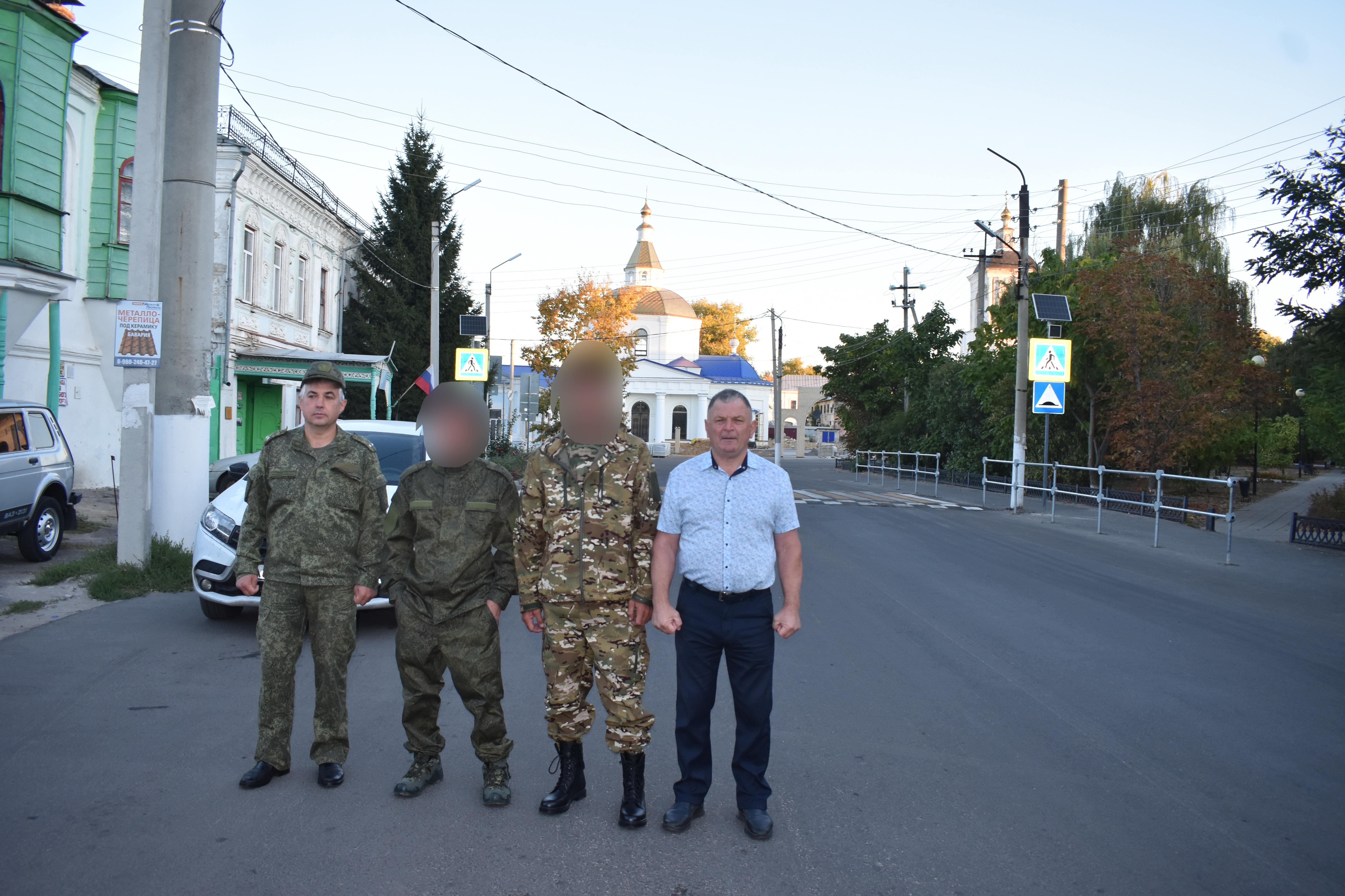 Глава администрации района проводил контрактников на сборный пункт армии..