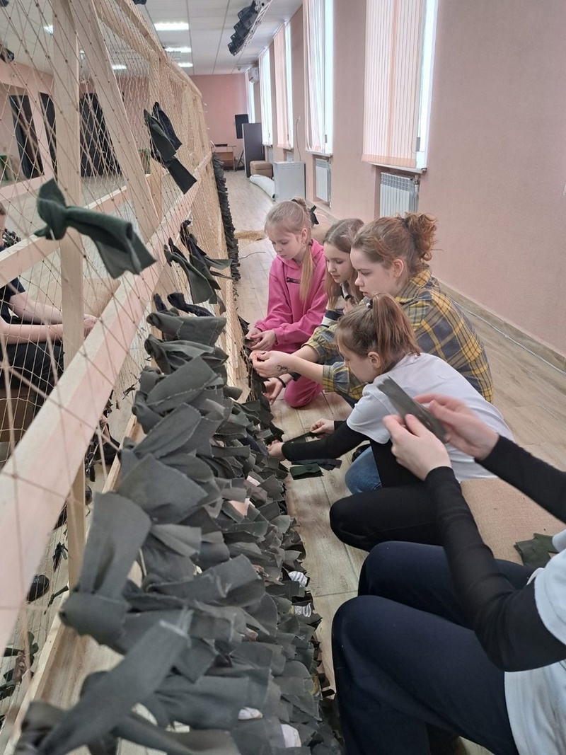 В рамках патриотического воспитания молодёжи, юные волейболистки Калачеевской СШ ИМ. В.И БАКУЛИНА под руководством тренера-преподавателя Татьяны Михайловны Терентьевой, приняли участие в плетении маскировочной сетки для СВО в ДК «Заброденский».