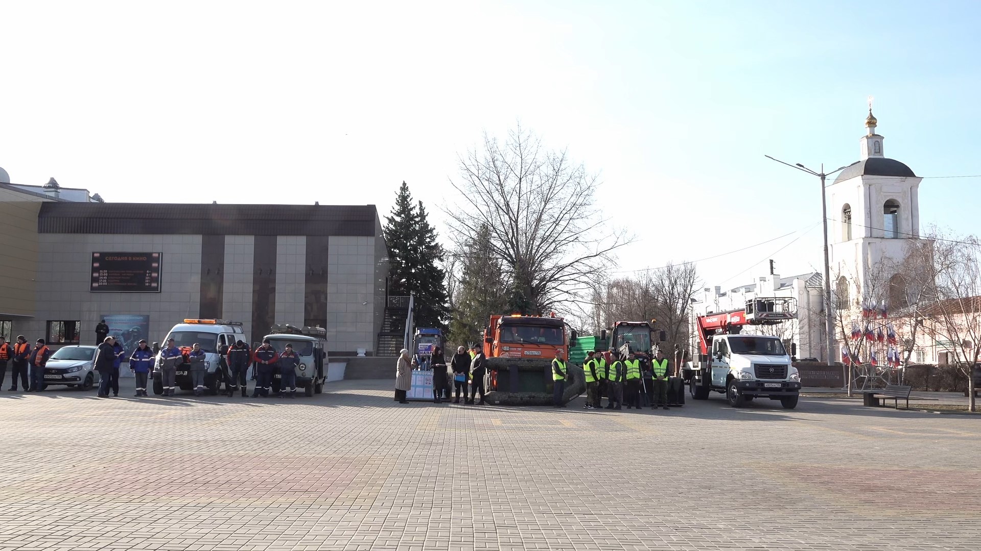 10 марта на площади Ленина в Калаче прошёл смотр техники в рамках подготовки к возможному паводку..