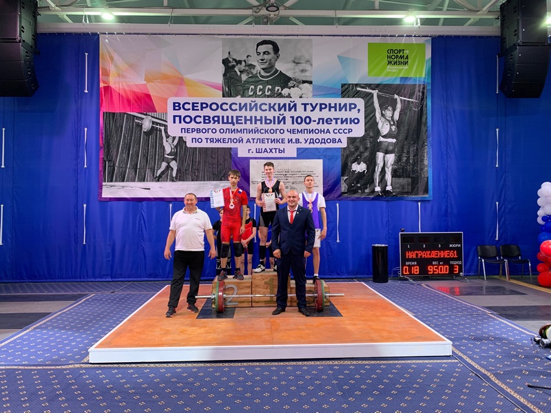 Золото и серебро Всероссийских спортивных соревнований завоевали Калачеевские штангисты.