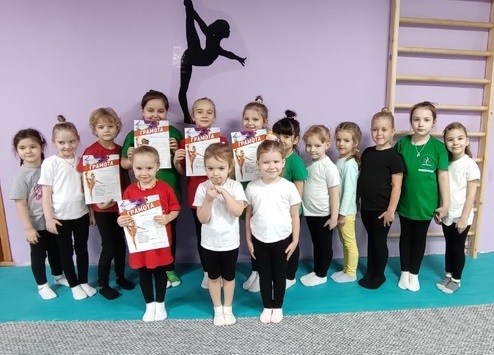 Гимнастки спортивного клуба по эстетической гимнастике &quot;Жемчужина&quot; в начале учебного года сдавали нормативы по общей физической подготовке.