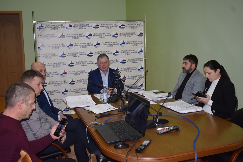 Глава администрации района провел прямую линию.