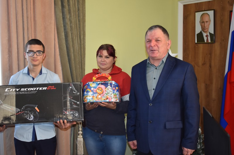 Калачеевскому подростку подарил самокат заместитель председателя Правительства области..
