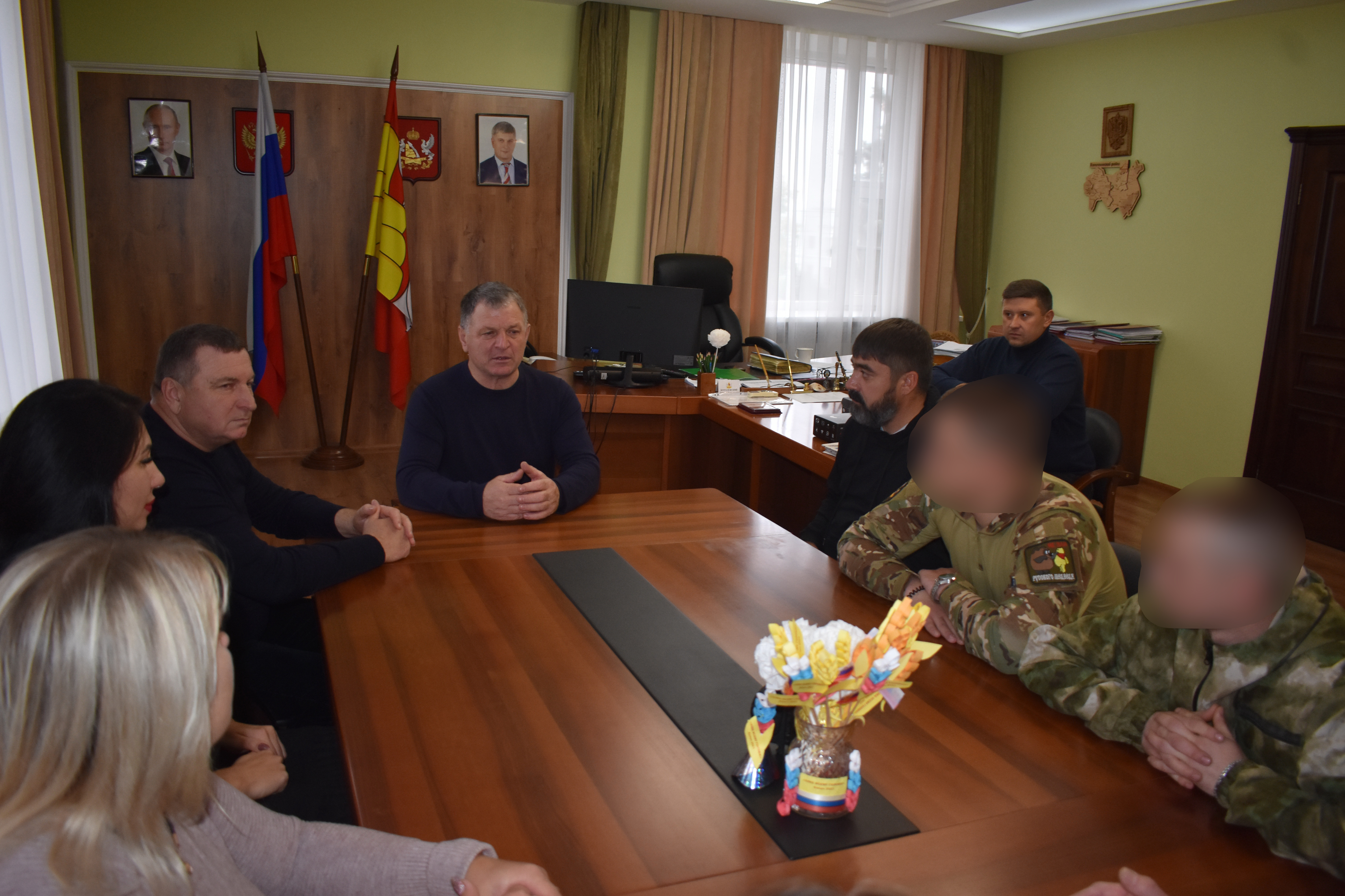 Глава администрации района Николай Котолевский и глава района Василий Шулекин встретились с участниками СВО и волонтерами.