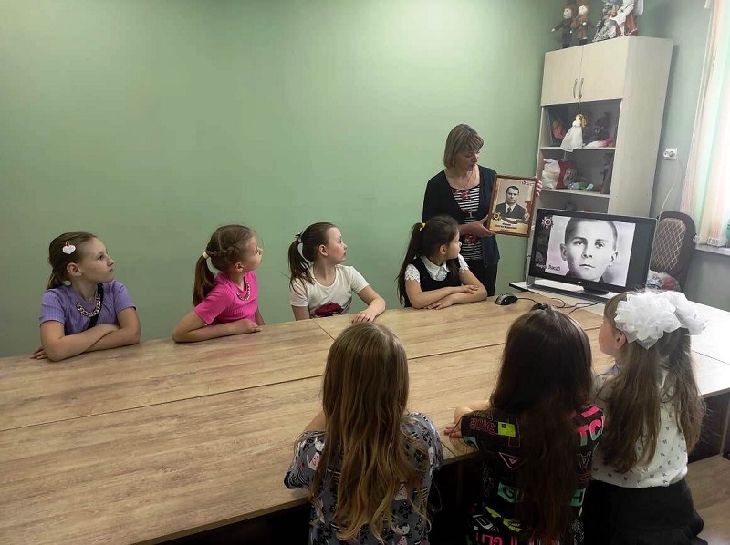 В клубе «Хозяюшка» 19 мая Тейнбах И.В. провела информационно - просветительский час «Сыны Отечества».