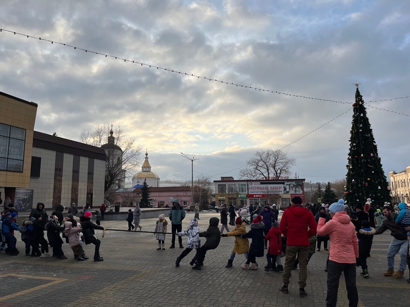 24 декабря на центральной городской площади прошло праздничное мероприятие «Весело встретим Новый год»! .