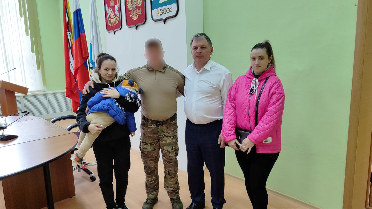 К главе администрации Калачеевского муниципального района Котолевскому Николаю Тимофеевичу обратились по ряду вопросов участник СВО Алексей с супругой.