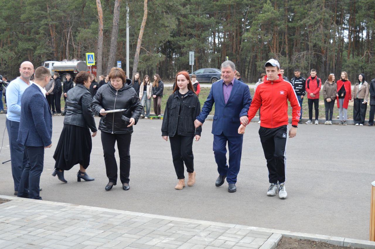 Торжественная церемония открытия скейтбордной площадки, построенной в рамках реализации конкурсной программы &quot;Территория Идей&quot; состоялась пятничным утром 5 апреля..