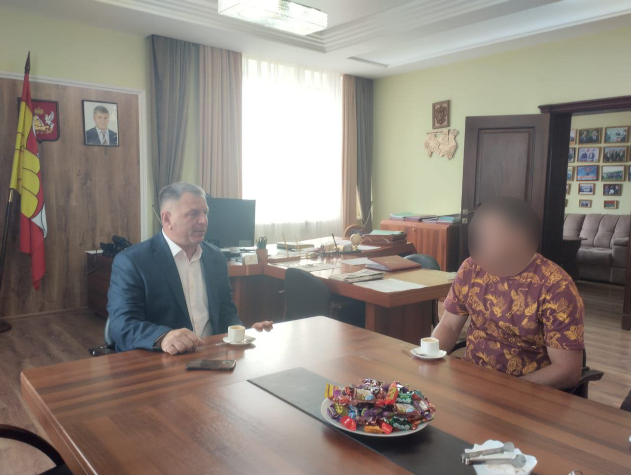 Глава администрации района встретился с бойцом из зоны СВО..