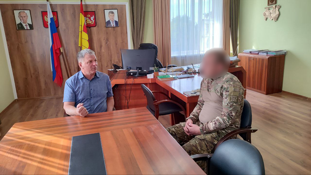 Глава администрации Калачеевского муниципального района Котолевский Николай Тимофеевич встретился с земляком - участником специальной военной операции Александром..