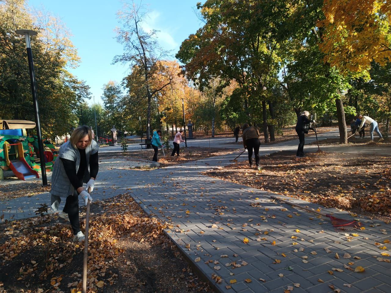 В рамках объявленного месячника по благоустройству и санитарной очистке на территории района активно приступили к наведению порядка и уборке подведомственных территорий..