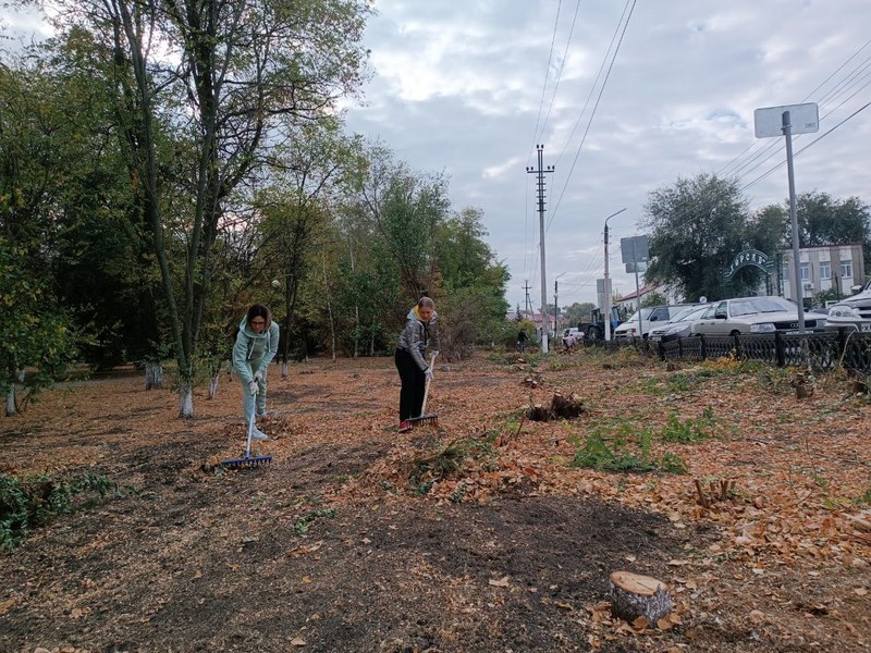 В рамках объявленного месячника по благоустройству и санитарной очистке на территории района продолжаются работы по наведению порядка и уборке подведомственных территорий..