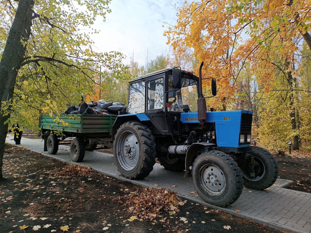 В рамках объявленного месячника по благоустройству и санитарной очистке на территории района 23 октября проведен районный субботник..