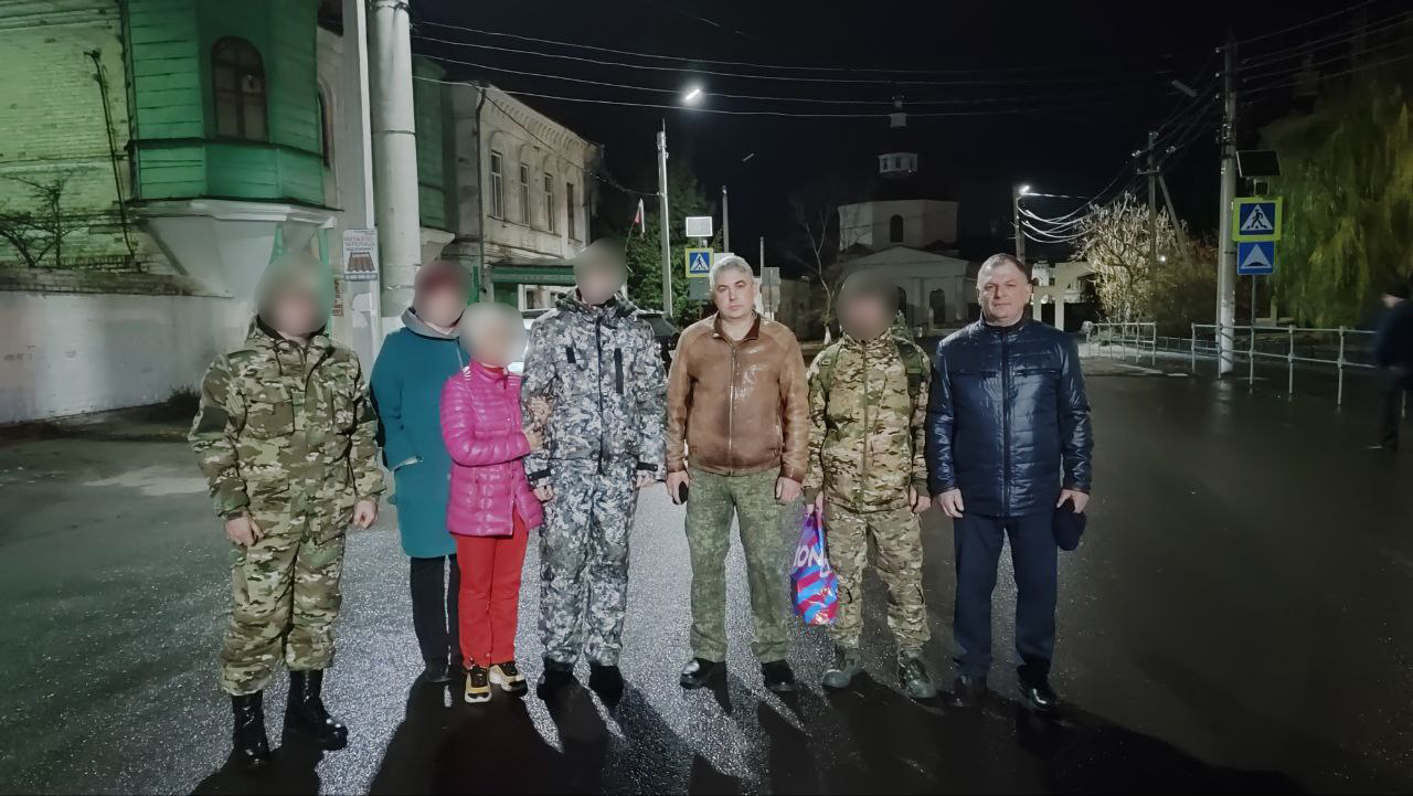 На сборный пункт армии в Воронеж отправилась очередная группа мужчин, заключившие контракт с Министерством обороны..