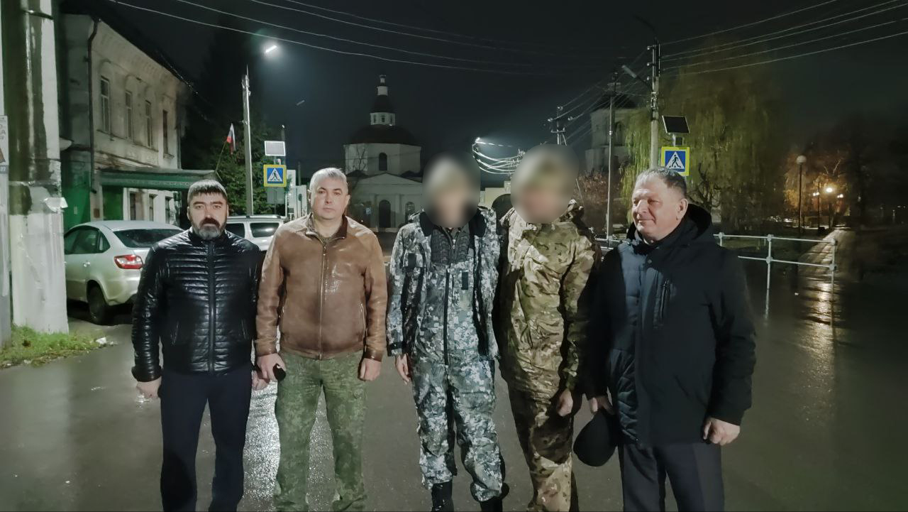 На сборный пункт армии в Воронеж отправилась очередная группа мужчин, заключившие контракт с Министерством обороны..