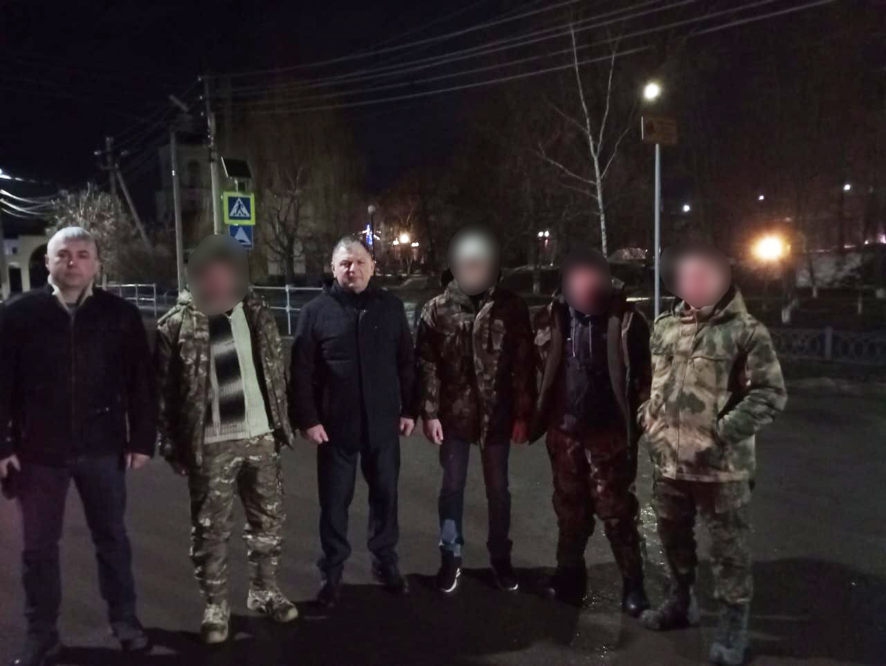 Первая в 2025 году группа контрактников направилась на сборный пункт армии  Глава администрации района проводил мужчин перед отправкой в Воронеж.