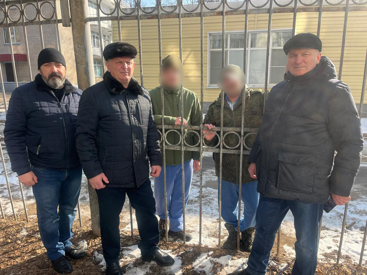 Глава администрации Калачеевского района Котолевский Николай Тимофеевич вместе с главой района Шулекиным Василием Ивановичем и заместителем главы администрации Пономарёвым Александром Вячеславовичем посетили военный госпиталь в г. Подольске.