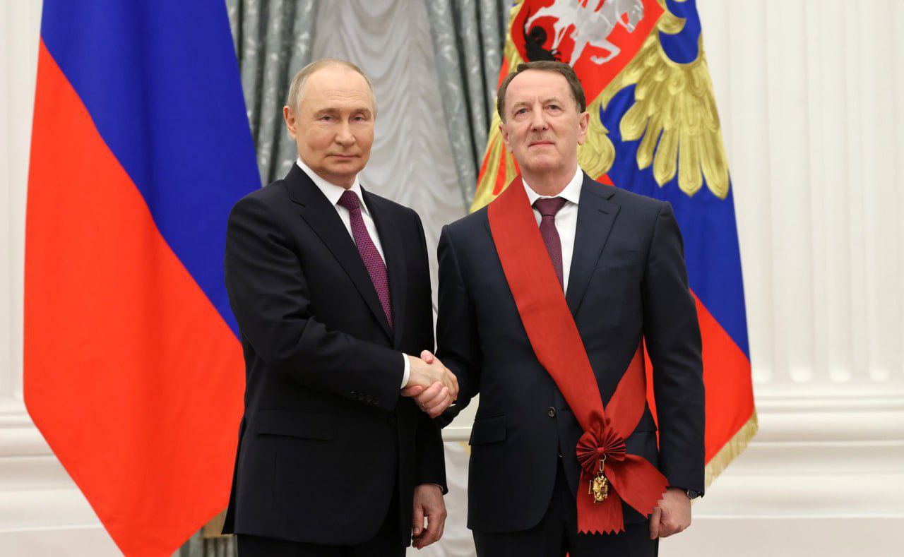 В Кремле президент Владимир Владимирович Путин наградил Алексея Васильевича Гордеева орденом «За заслуги перед Отечеством» I степени..
