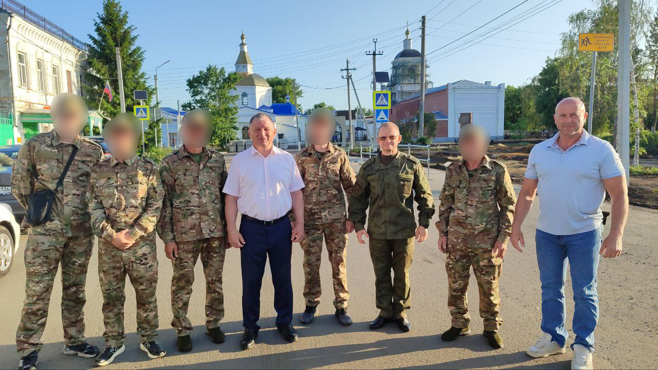 Глава администрации Калачеевского муниципального района проводил земляков на сборный пункт.
