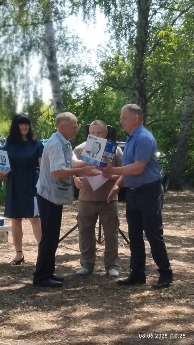 8 июня на день хутора Гринёв прошло мероприятие, на котором глава администрации Калачеевского района Котолевский Николай Тимофеевич поздравил всех присутствующих с днём хуторов.