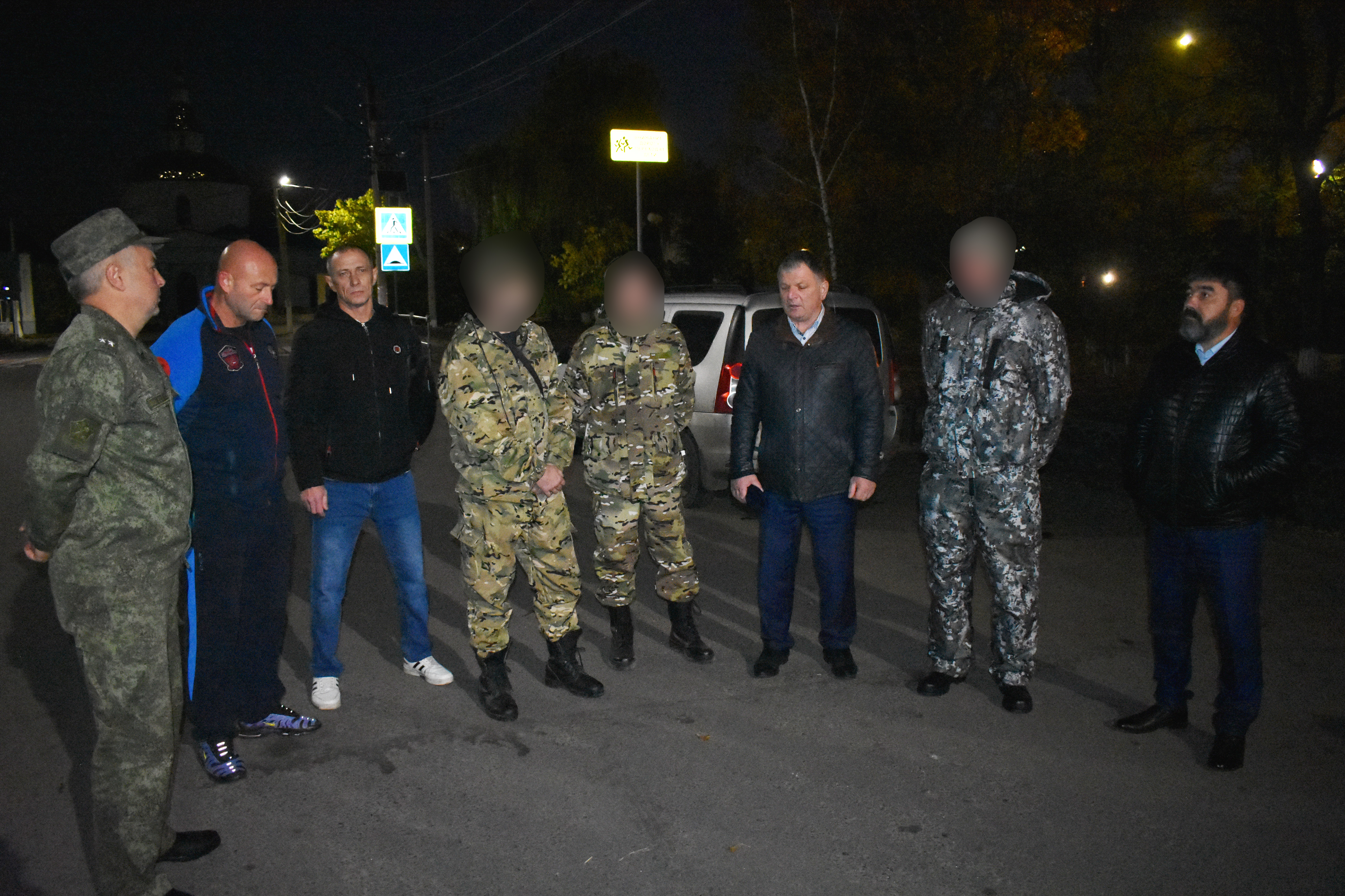 Калачеевцы заключают контракт с Министерство обороны Глава администрации района напутствует земляков перед отправкой на сборный пункт..