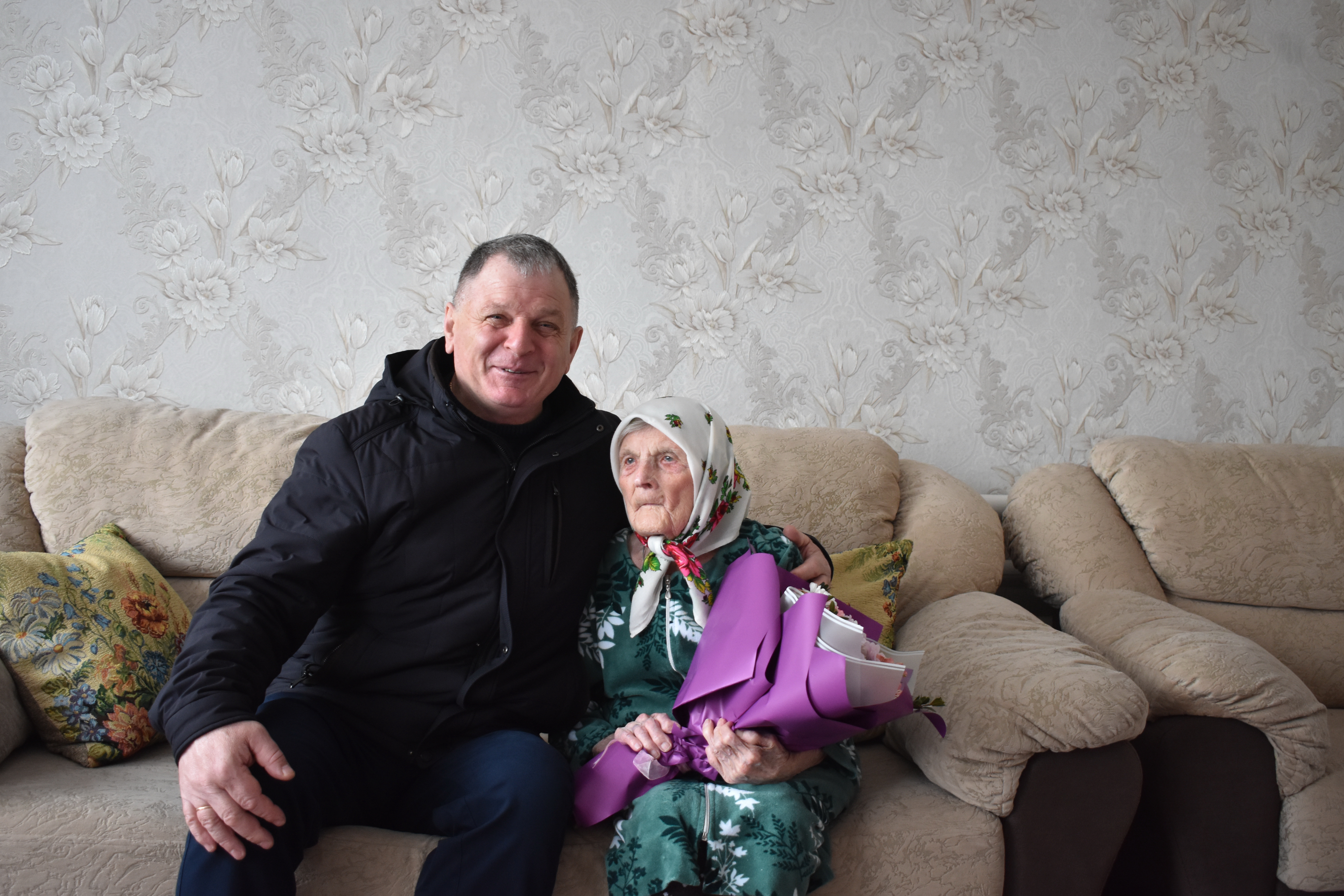 Глава администрации Калачеевского района Николай Котолевский поздравил со 105-летием жительницу Калача Марию Стрельцову.