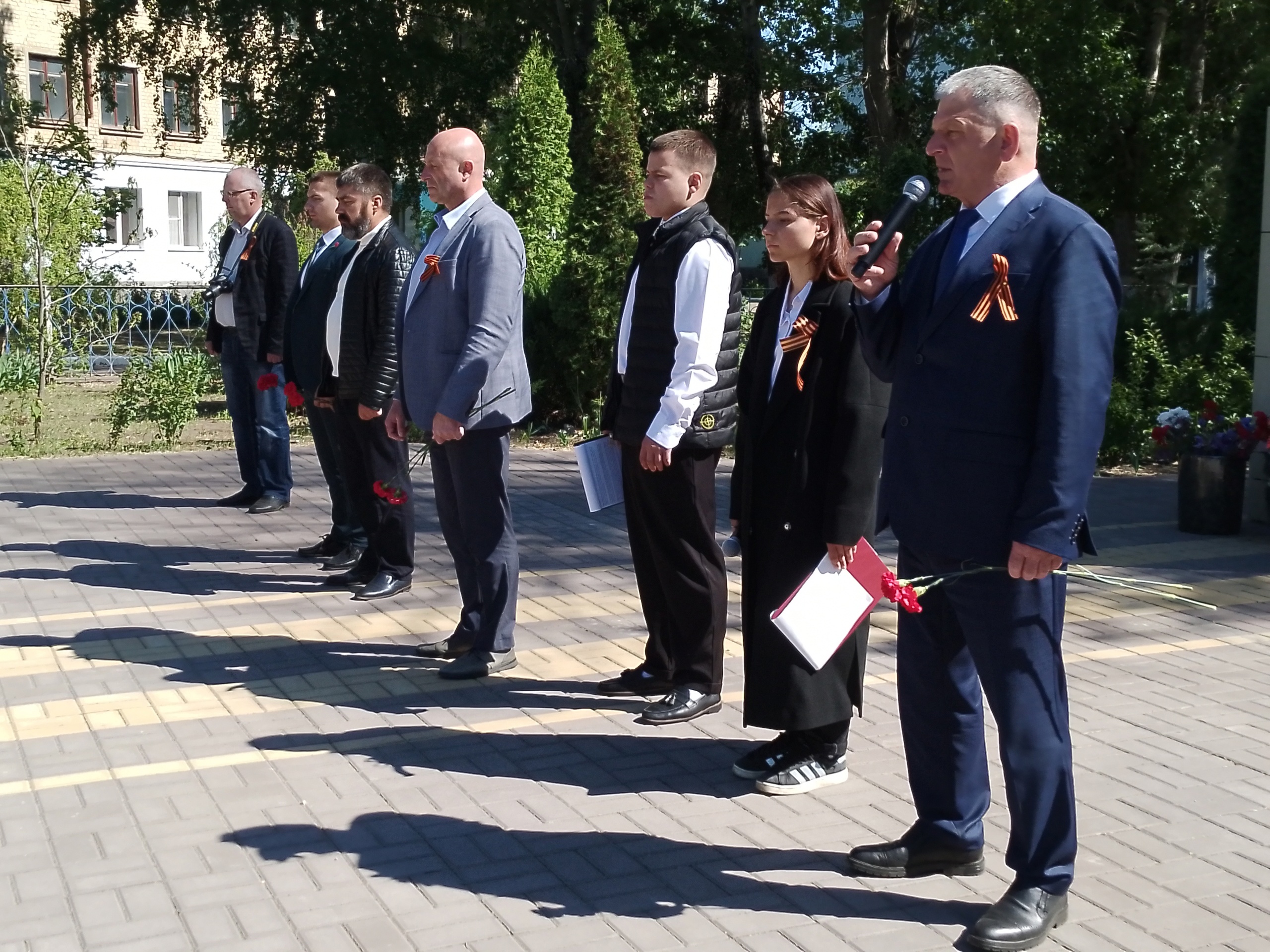 ...Так заведено годами, И дальше так тому и быть, Минувших лет святую память, Мы будем бережно хранить....