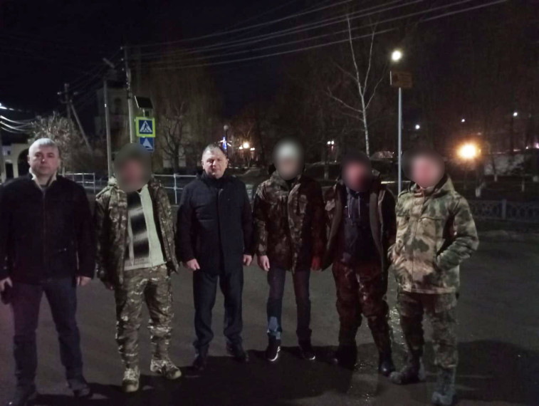 Первая в 2025 году группа контрактников направилась на сборный пункт армии Глава администрации района проводил мужчин перед отправкой в Воронеж. Первая в 2025 году группа контрактников направилась на сборный пункт армии Глава администрации района проводил мужчин перед отправкой в Воронеж.