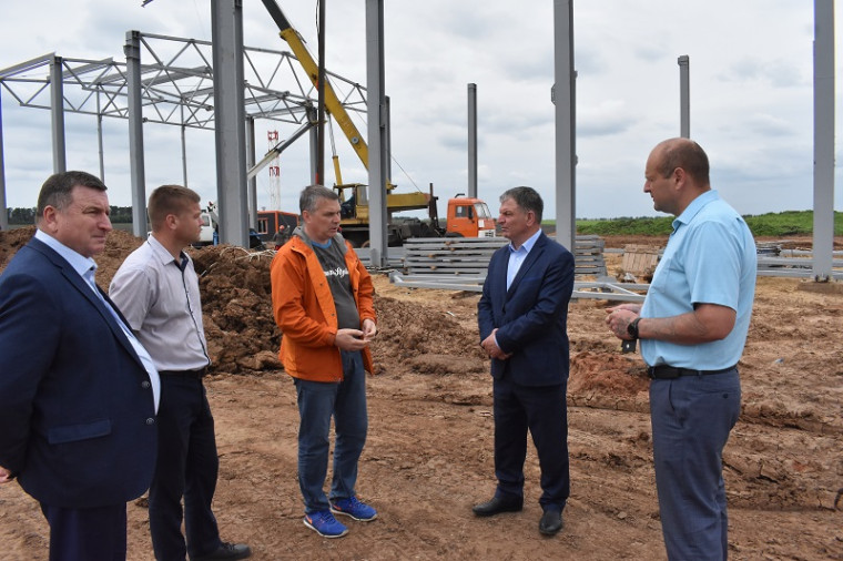 Власти района провели совещание с подрядчиками на месте стройки полигона отходов. Власти района провели совещание с подрядчиками на месте стройки полигона отходов.