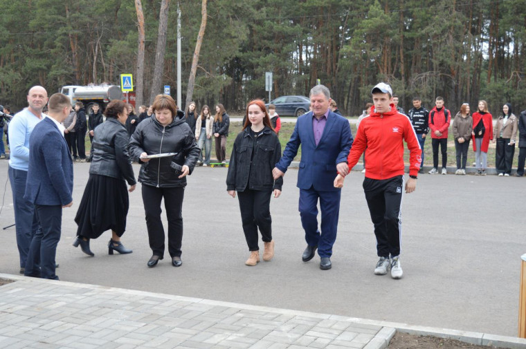 Торжественная церемония открытия скейтбордной площадки, построенной в рамках реализации конкурсной программы "Территория Идей" состоялась пятничным утром 5 апреля.. Торжественная церемония открытия скейтбордной площадки, построенной в рамках реализации конкурсной программы "Территория Идей" состоялась пятничным утром 5 апреля..