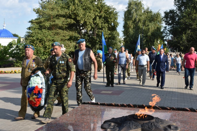 В Калаче отметили День ВДВ.. В Калаче отметили День ВДВ..