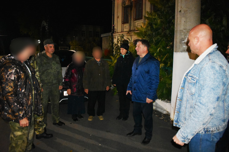 Глава администрации района проводил контрактников на сборный пункт армии Николай Котолевский поблагодарил их за мужество и сознательность. Глава администрации района проводил контрактников на сборный пункт армии Николай Котолевский поблагодарил их за мужество и сознательность.